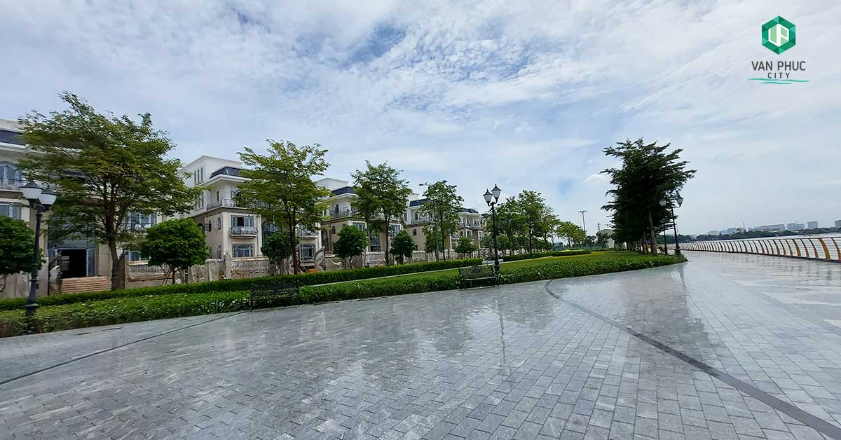 Công viên The Long Park trước Van Phuc Mansion