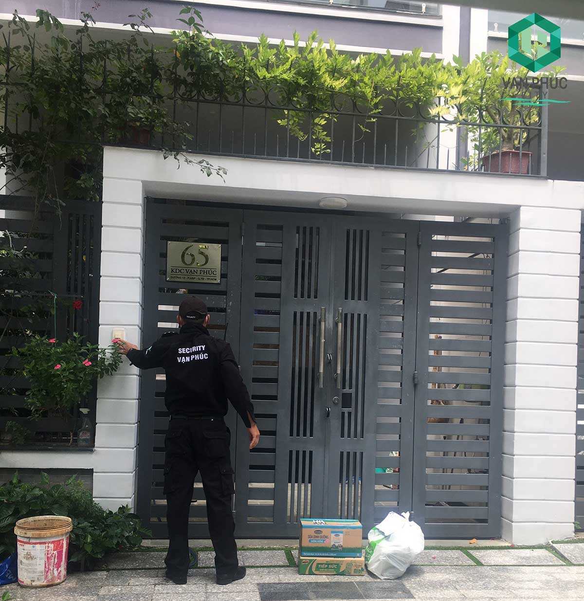 Bảo vệ Van Phuc City đi chợ cho cư dân