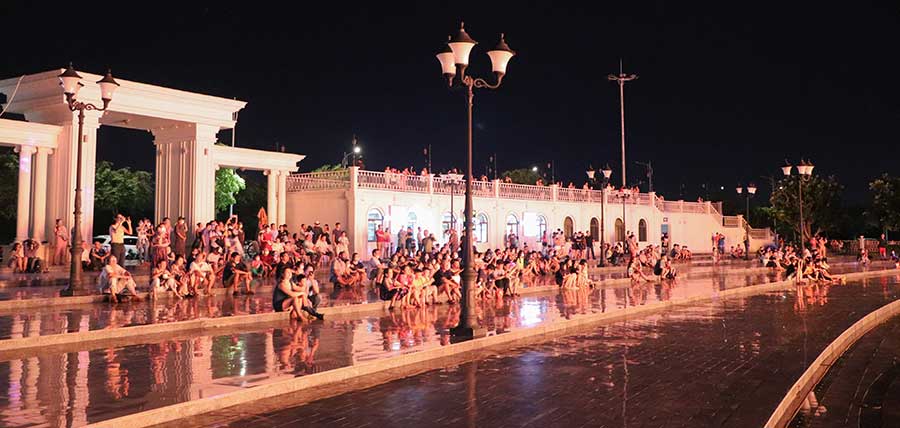 Cư dân xem nhạc nước vạn phúc