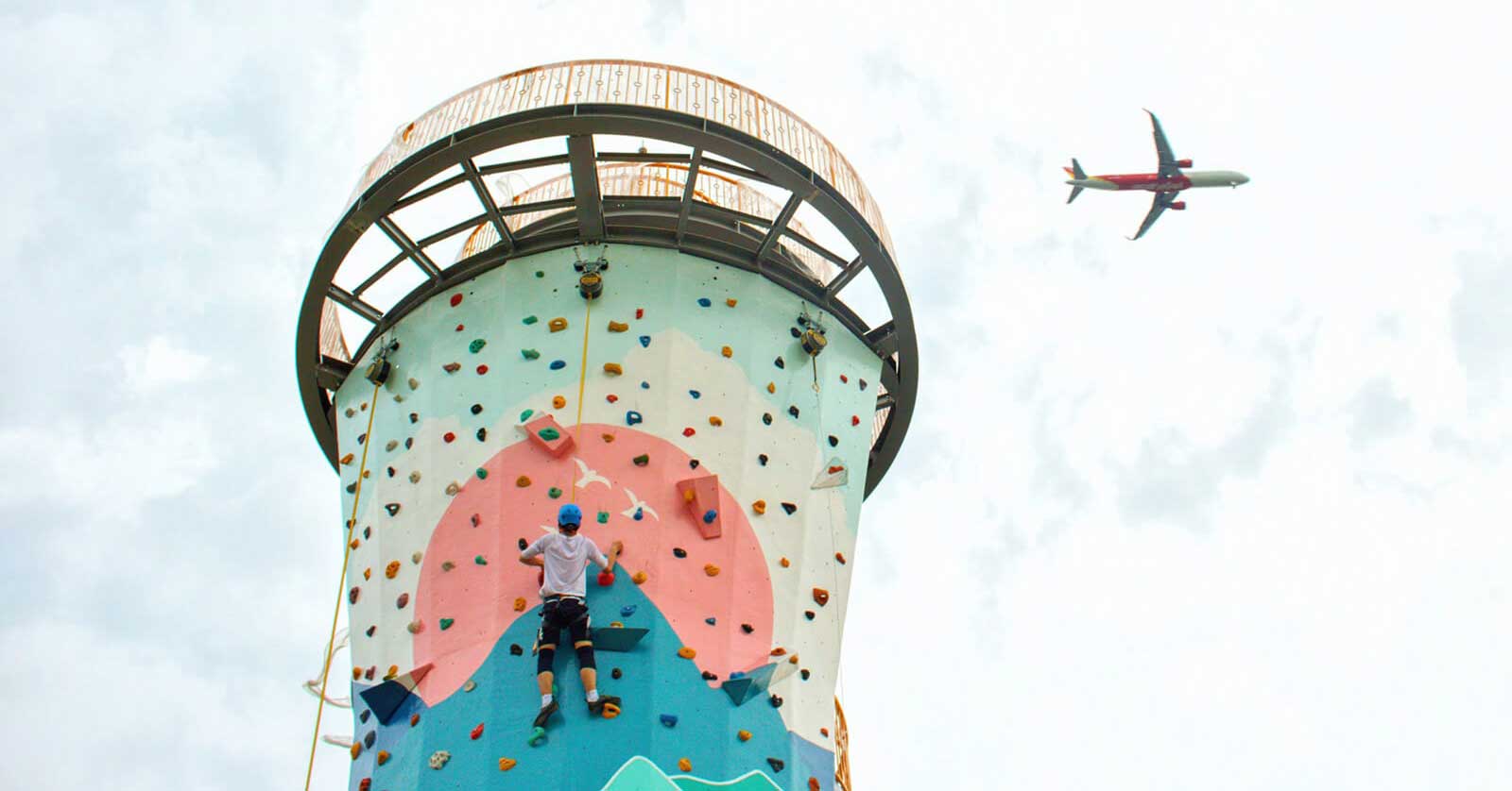 Leo núi ngắm máy bay