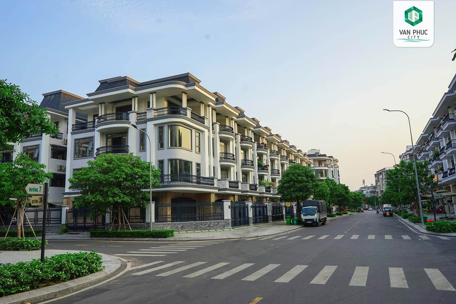 Nhà phố căn góc Vạn Phúc City tân cổ điển