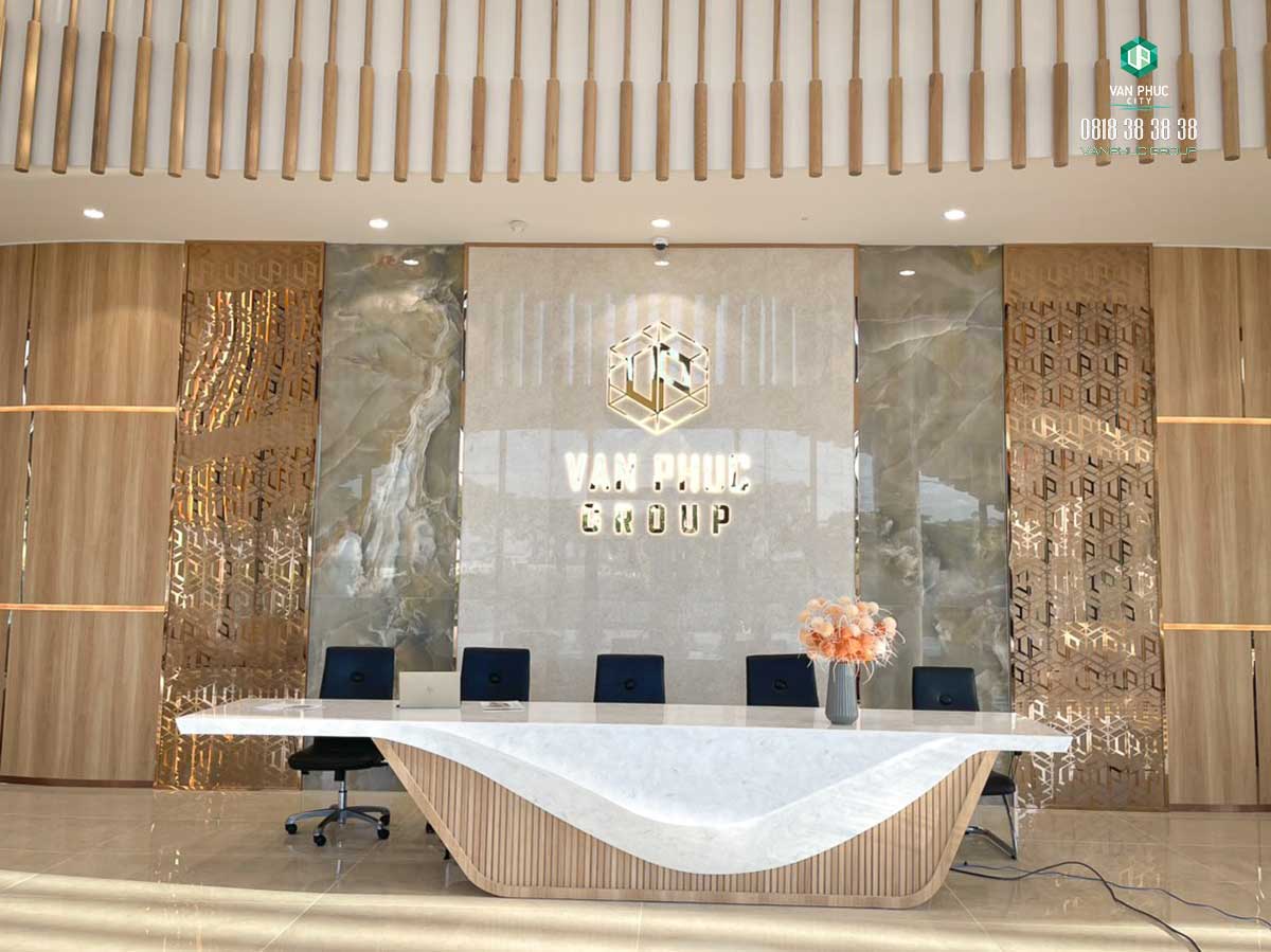 Khu vực bàn tiếp tân Sales Gallery Vạn Phúc
