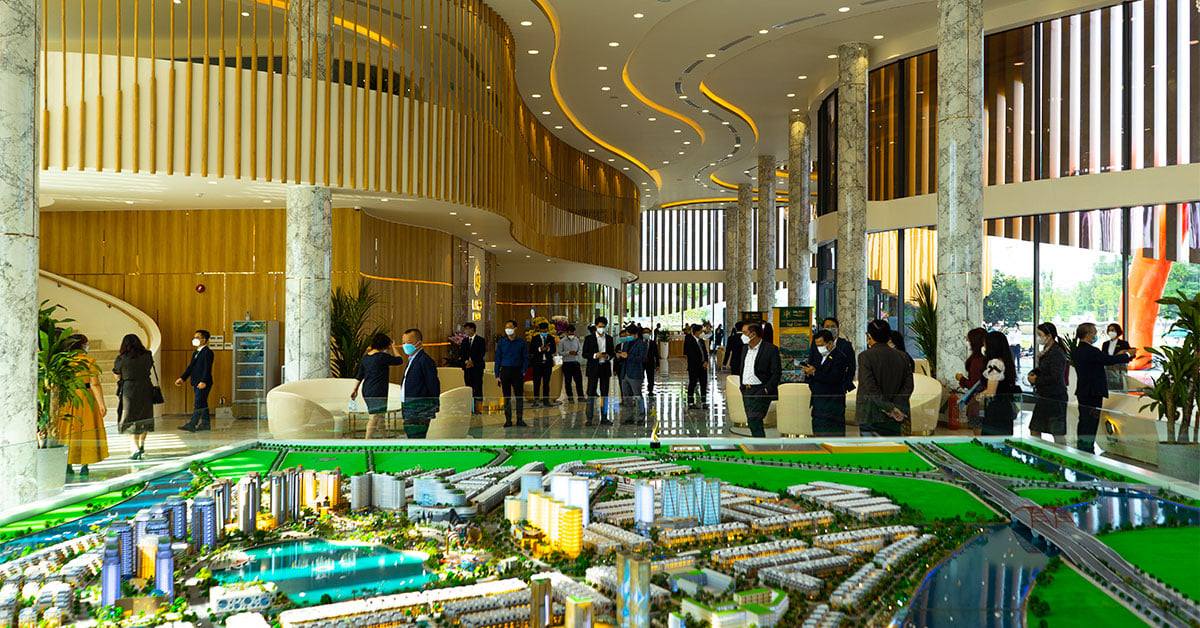 Khách hàng tham quan Sales Gallery