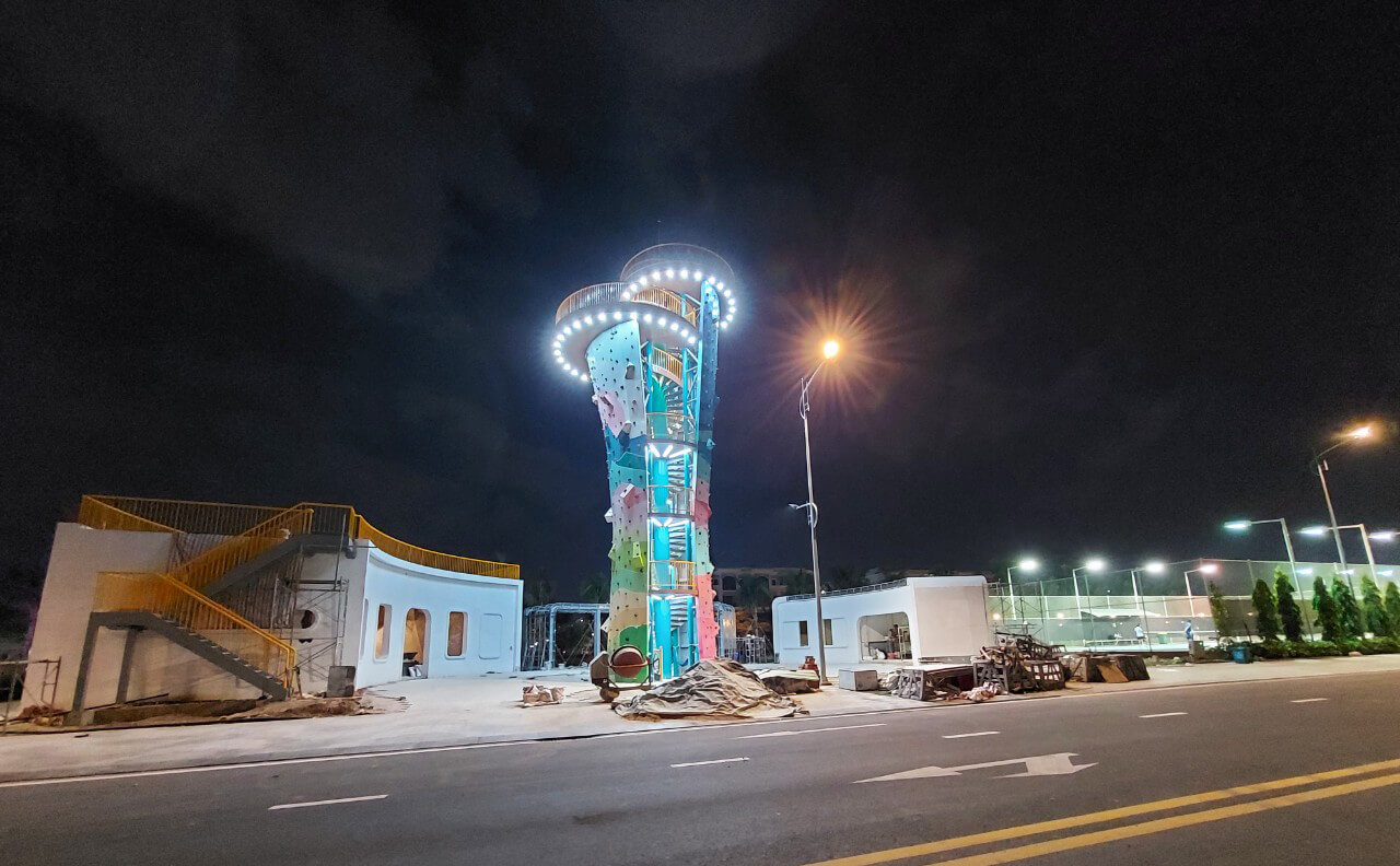 Tháp leo núi Vạn Phúc City