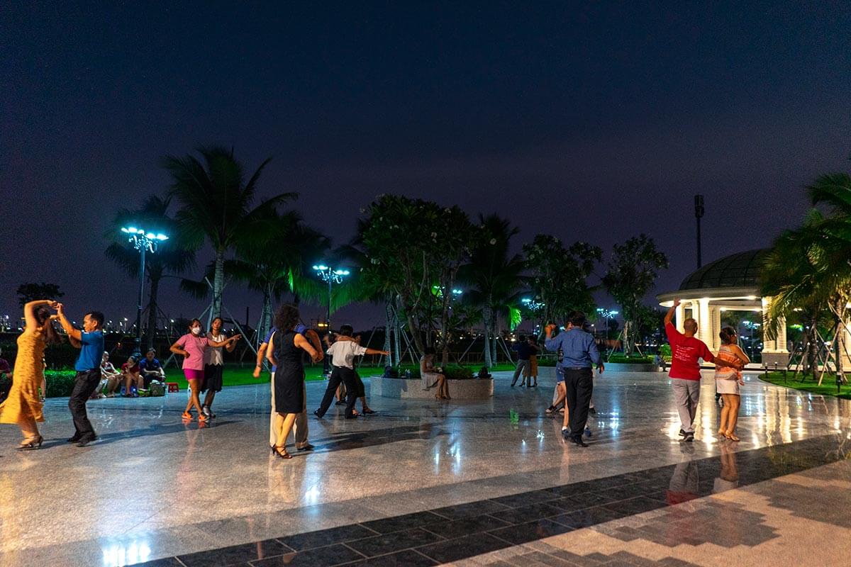 Nhảy đầm tại Vạn Phúc City