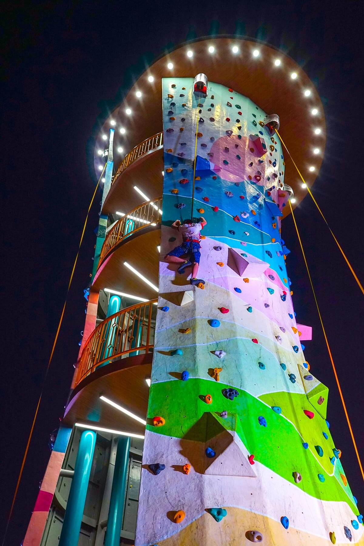 Tháp leo núi tại Vạn Phúc City