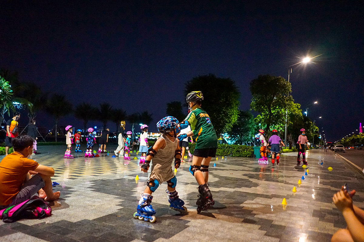 Trẻ em vui chơi tại Vạn Phúc City