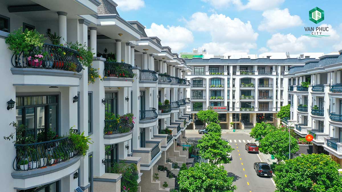 Van Phuc City phố thương mại cây xanh