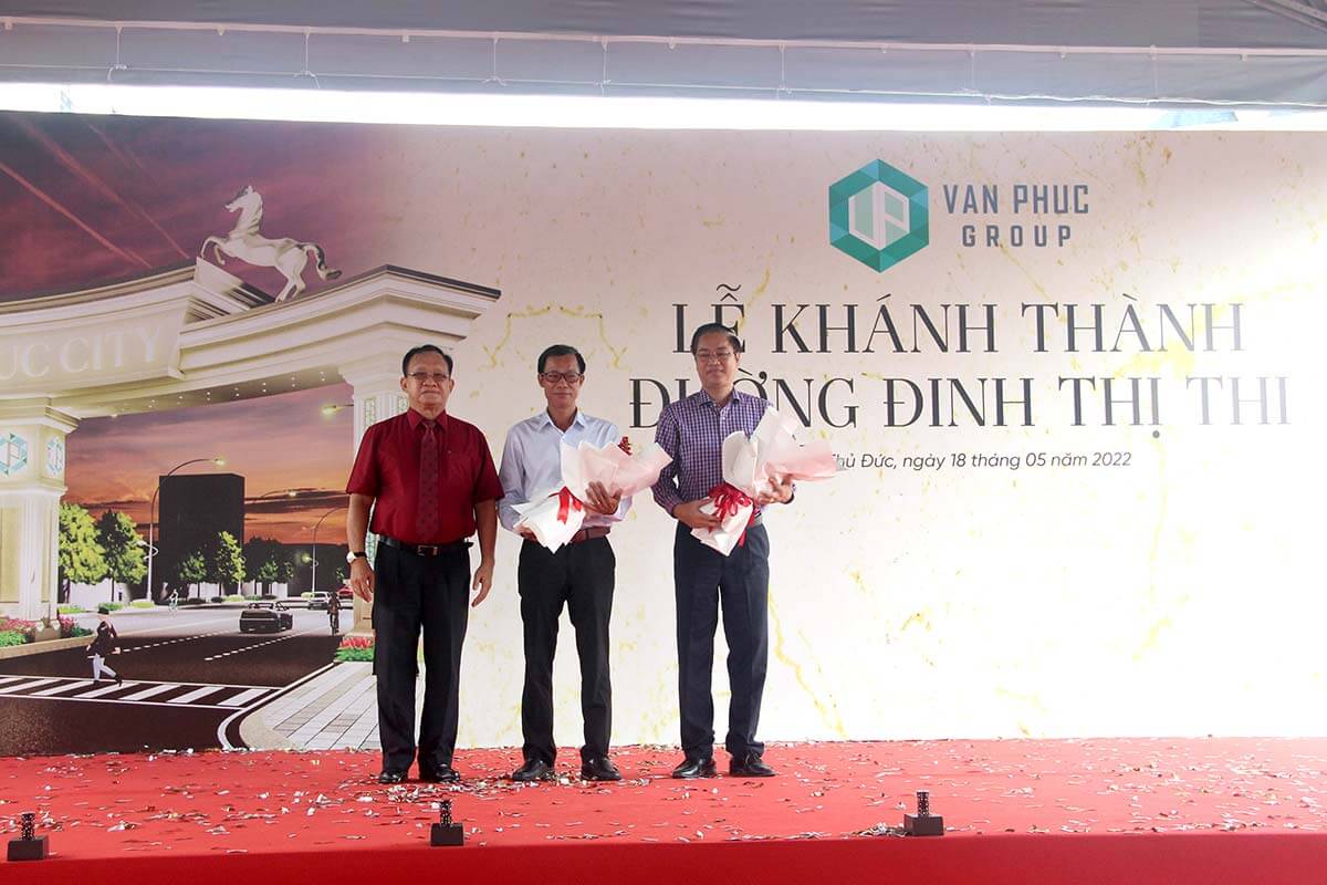 Tổng giám đốc vạn phúc tặng hoa