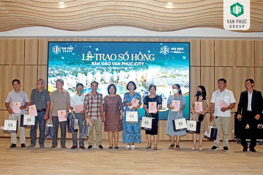 Vạn Phúc City trao sổ hồng vạn phúc city