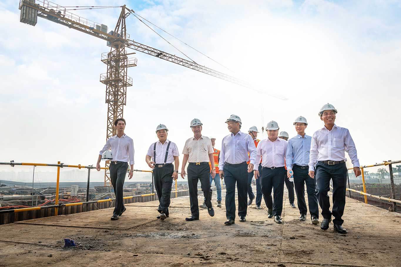 ban lanh dao van phuc group thi sat cong truong thi cong