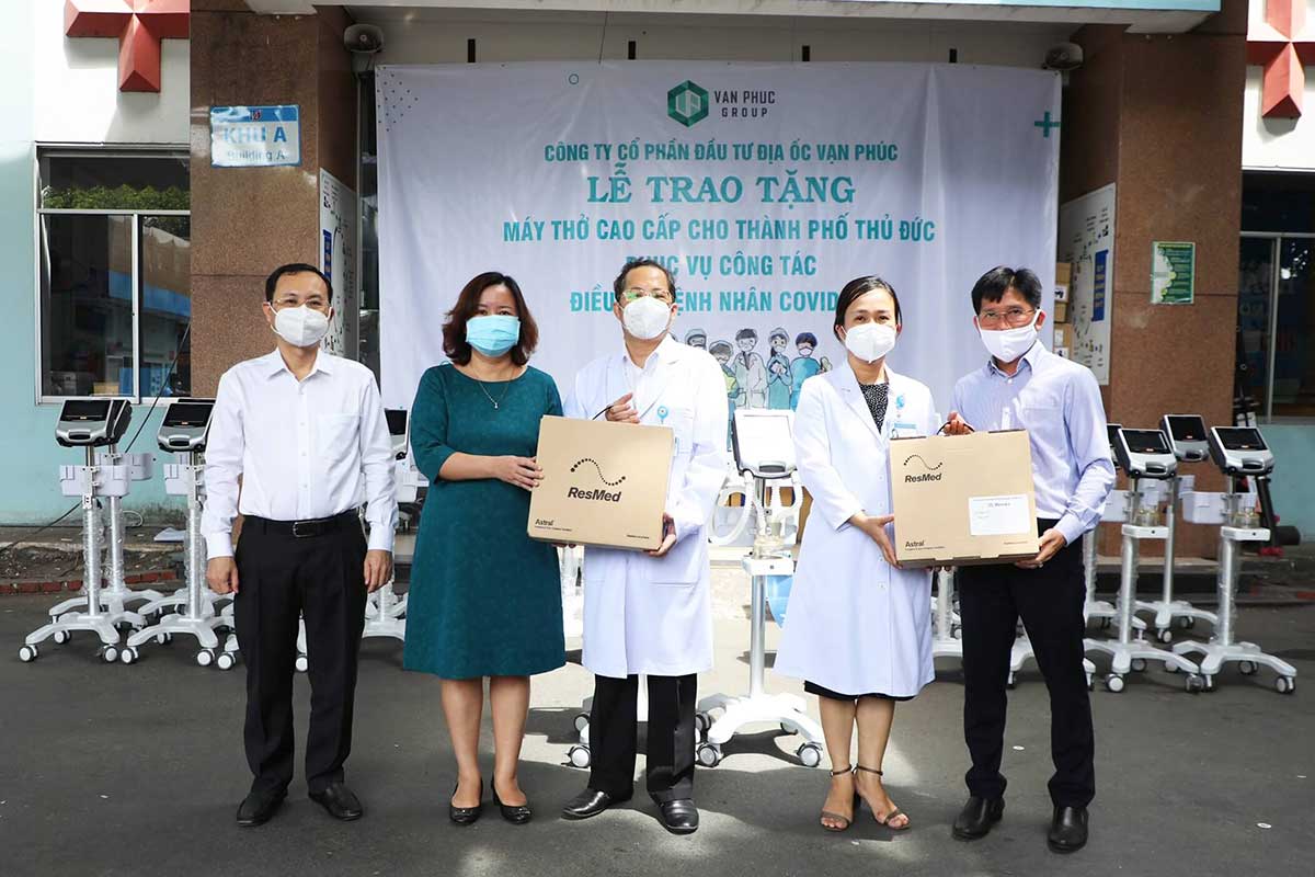 Đại diện Van Phuc Group trao tặng 26 máy thở cho Bệnh viện TP.Thủ Đức và Bệnh viện Lê Văn Thịnh - Ảnh: HL
